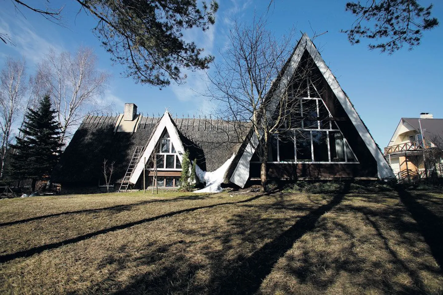 Vana-Ihastes Kraavikalda 8 asub insener Meeli Kamsi projekteeritud suvila, mille katust katab pilliroog.