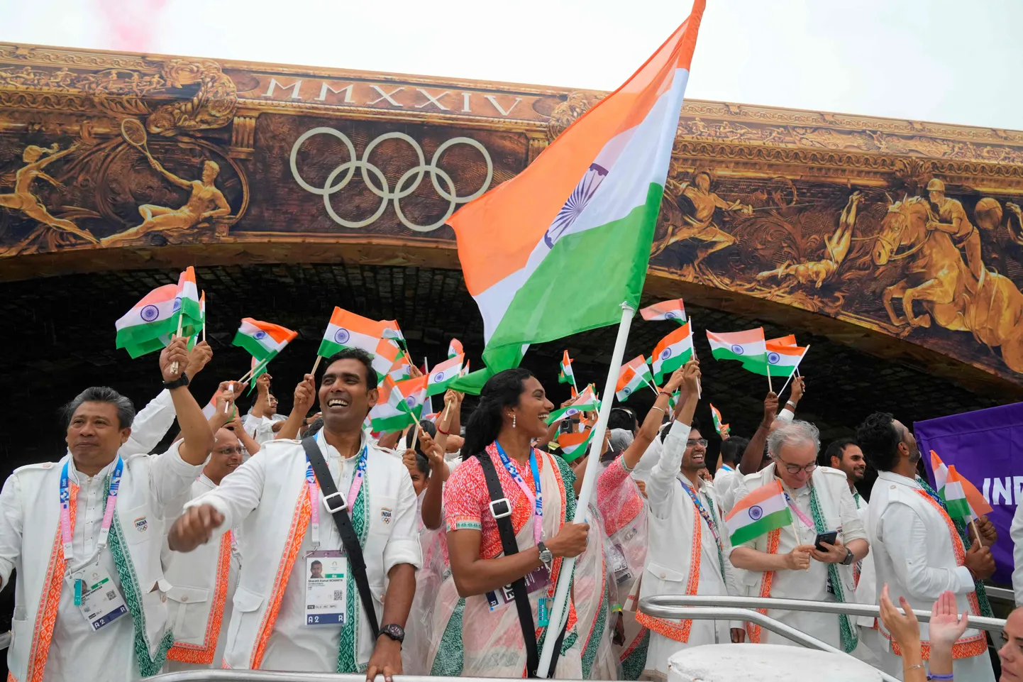 India delegatsioon Pariisi olümpia avatseremoonial.