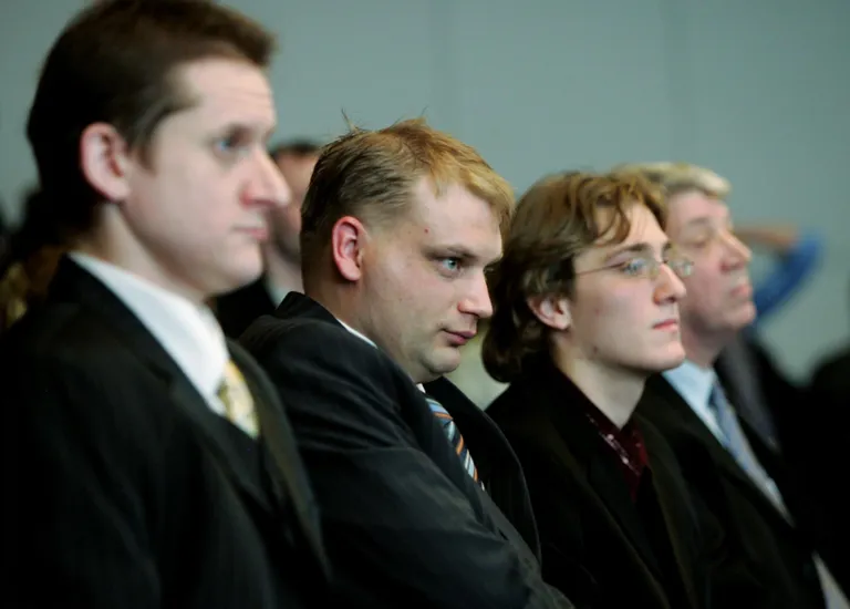 Слева направо: Максим Рева, Дмитрий Линтер, Марк Сирык и Дмитрий Кленский. Они были оправданы судом при рассмотрении уголовного дела по событиям Бронзовой ночи. В своих действиях подсудимые в суде не раскаивались. 