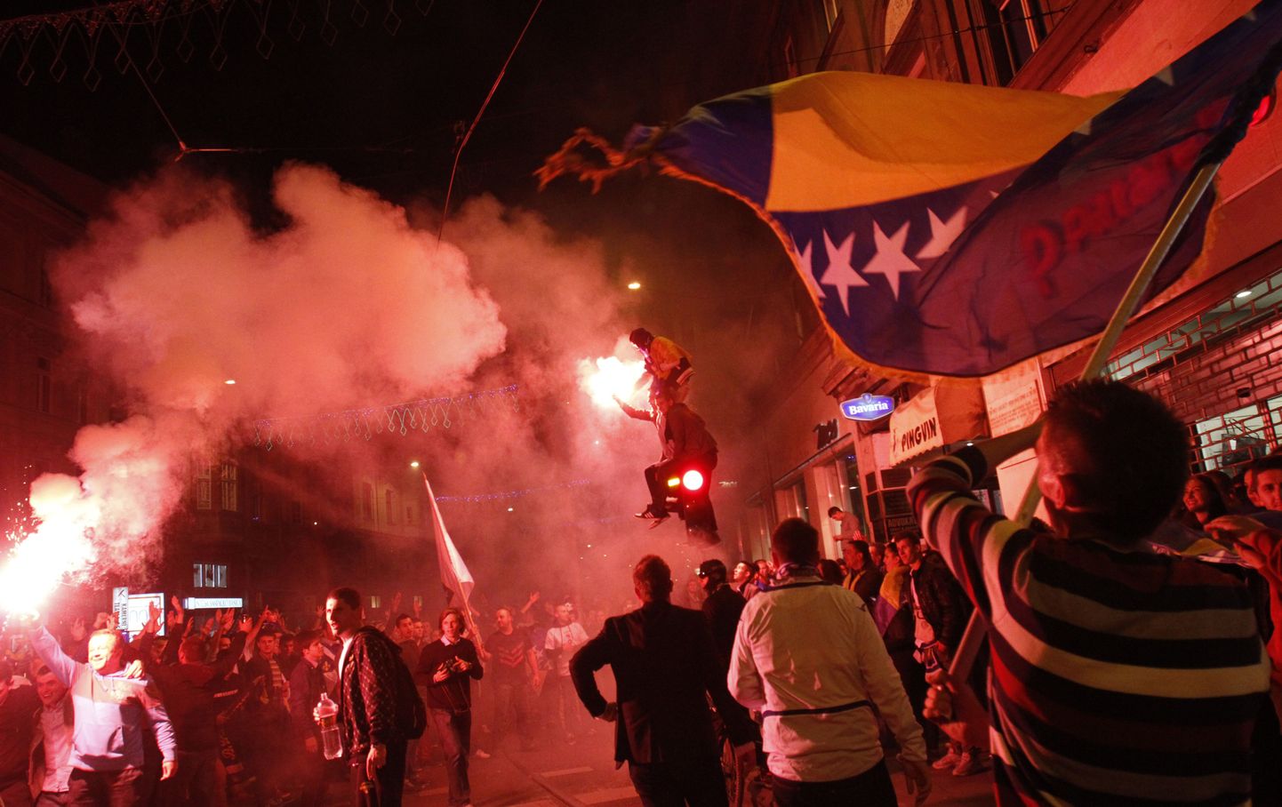Bosnia ja Hertsegoviina jalgpallikoondise fännid tähistamas Sarajevos MM-pileti lunastamist.