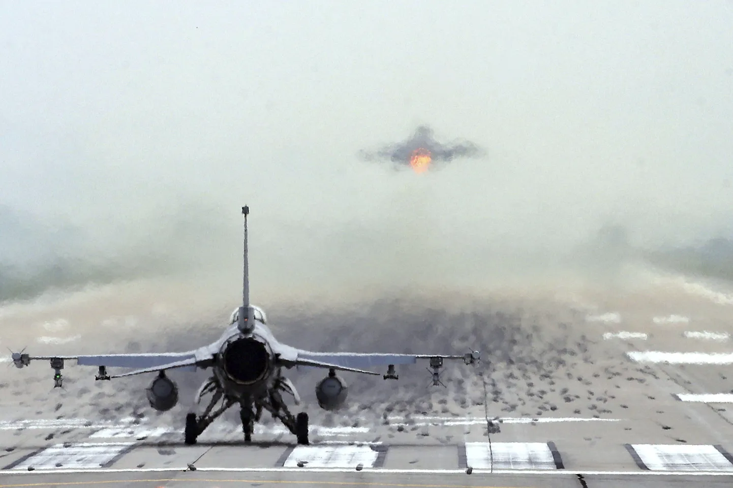 F-16.