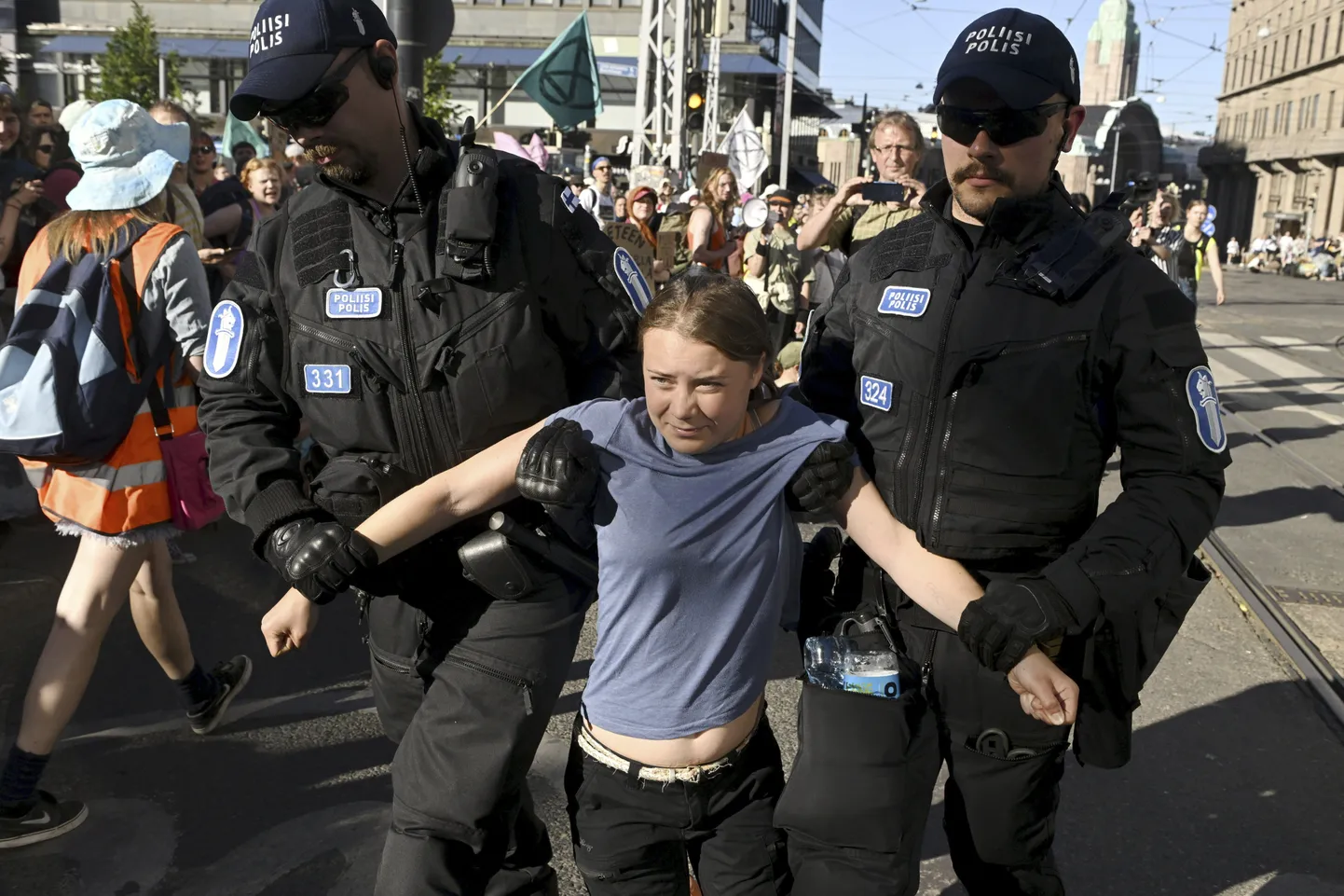 Helsingi politsei Greta Thunbergi meeleavalduselt minema toimetamas.