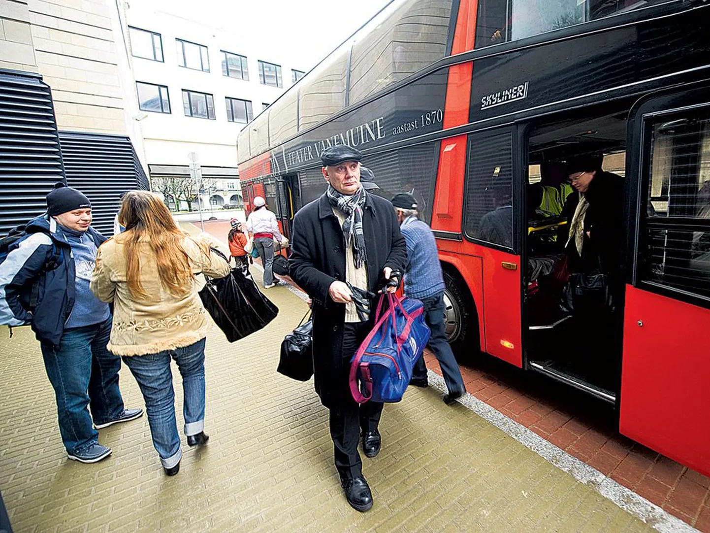 Hommikusest bussist tulid lisaks Aivar Tommingale (pildil esiplaanil) välja balletitantsijad ja ooperikoori lauljad.