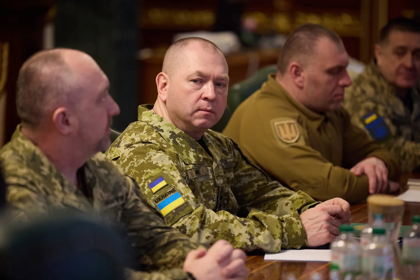 Ukraina relvajõudude uus ülem Oleksandr Sõrskõi ja kaitseminister Rustem Umerov kohtumisel teiste sõjaväejuhtidega.
