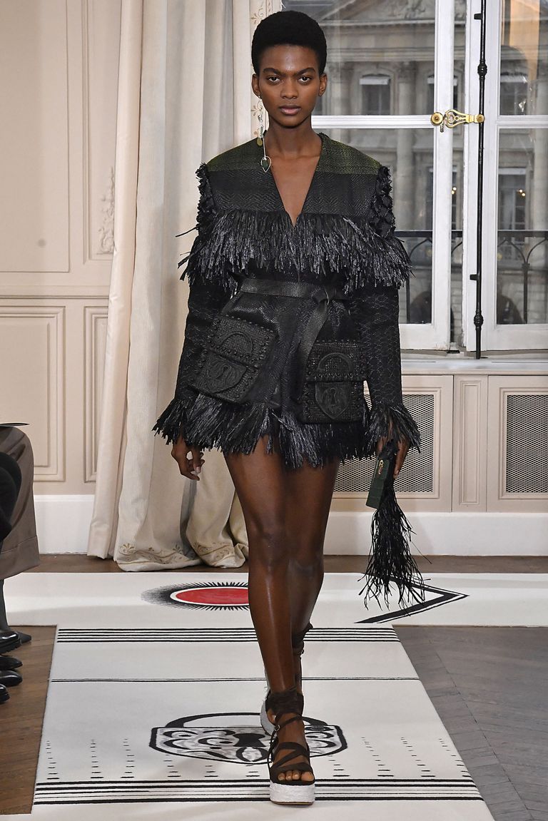 Ühes tumedas jakis on tänu narmastele põnevust kui palju! Schiaparelli Haute Couture