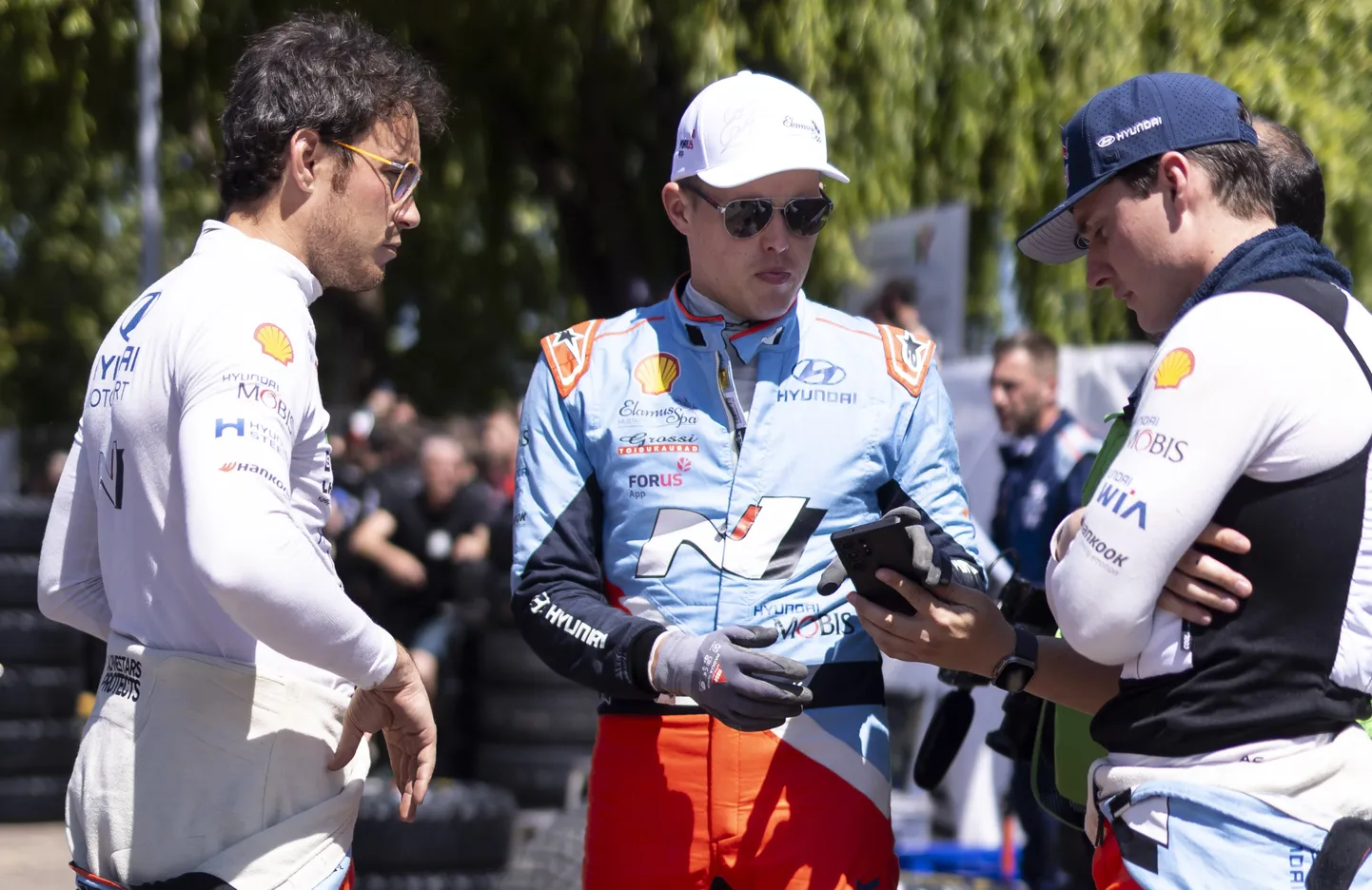Ott Tänak (keskel) koos tiimikaaslaste Thierry Neuville'i (vasakul) ja Adrien Fourmaux'ga.