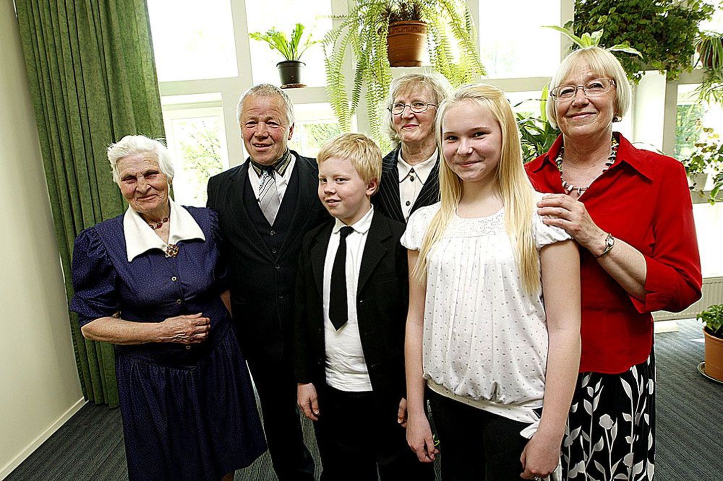 Vanavanemate pered: (paremalt) Anneli ja Therese Klaus, nende kõrval Lea, Gomer ja Roland Noorhani ning Liidia Fransanova.