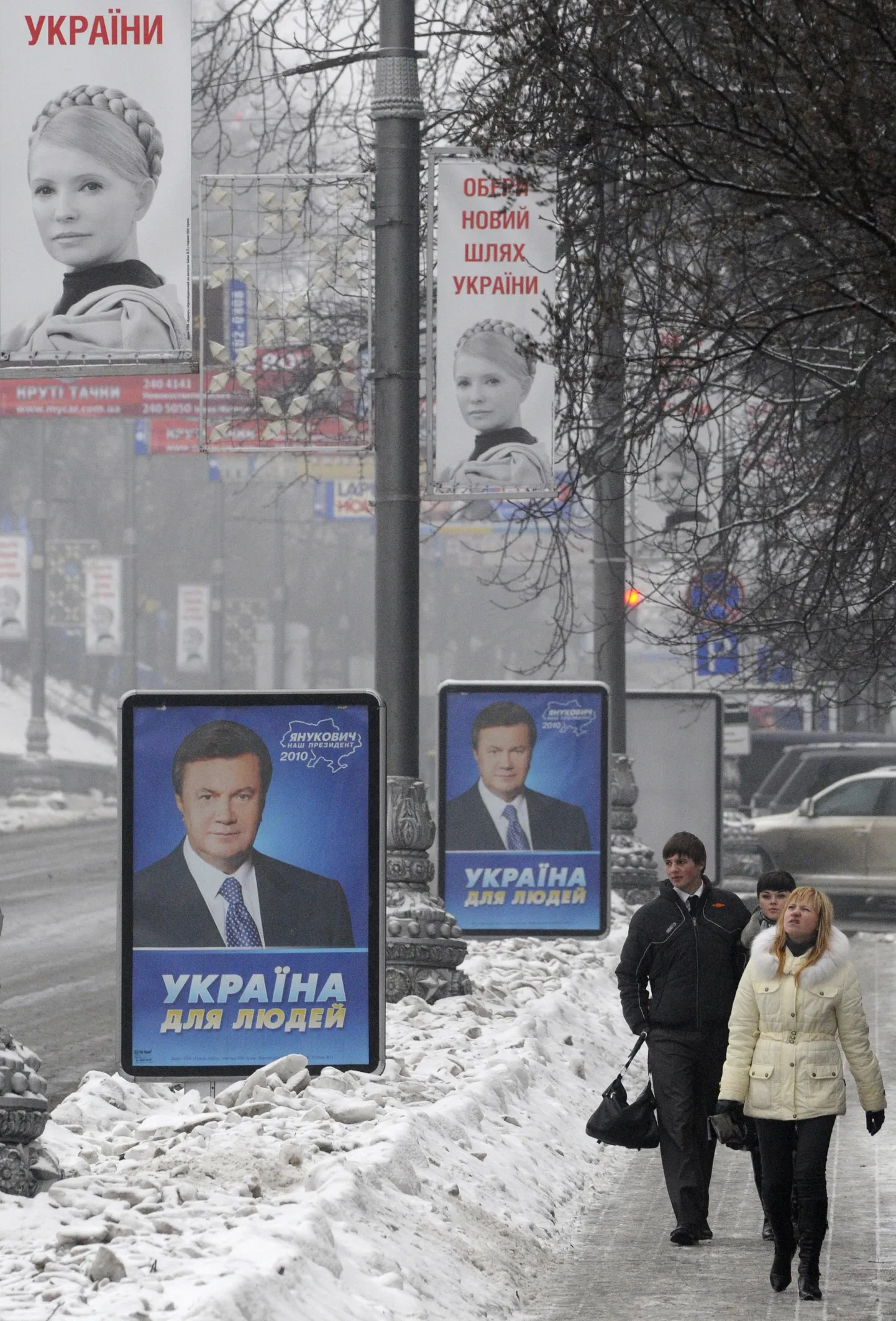 Valimisplakatid Kiievis - Julia Tõmošenko üleval ja Viktor Janukovitš all.