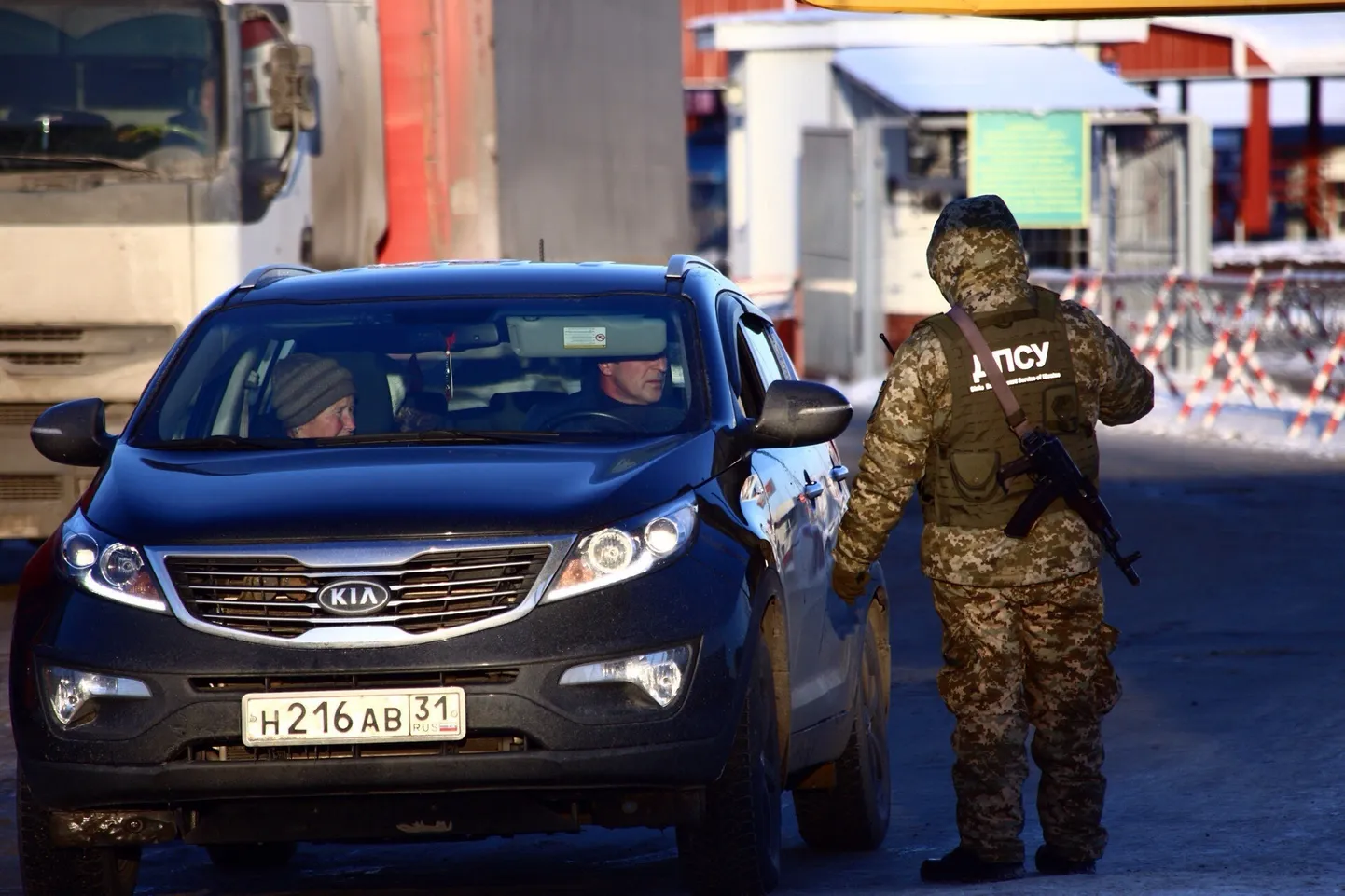 Украинский пограничник остановил автомобиль с российскими номерами.