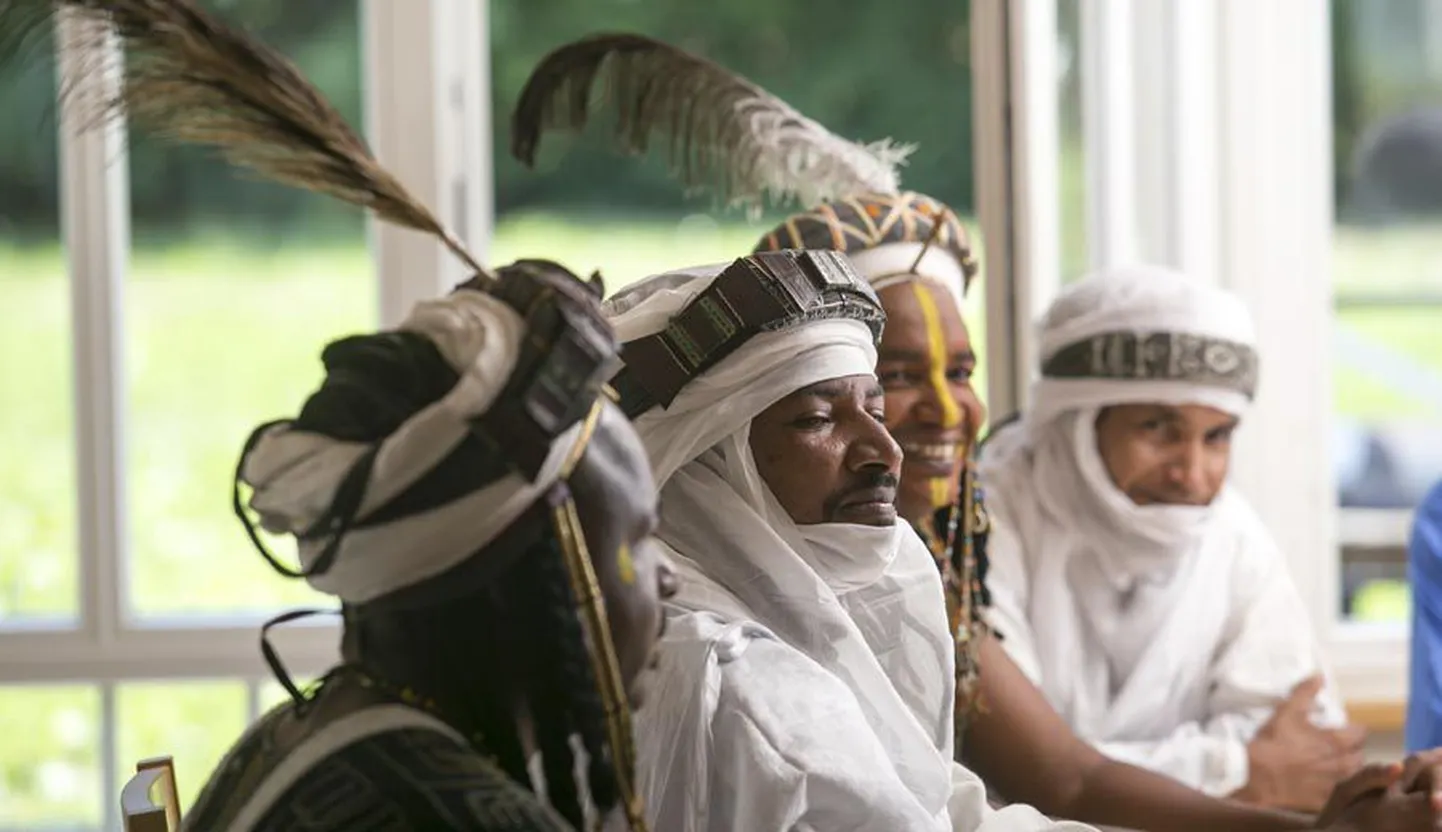 Tuareegid ja wodaabed on Etran Finatawas sõbralikult läbisegi. Tuareegi mehe nägu on kaetud, wodaabe oma värvitud. See ei ole sõjamaaling, vaid rõhutab näo proportsionaalsuse ilu.