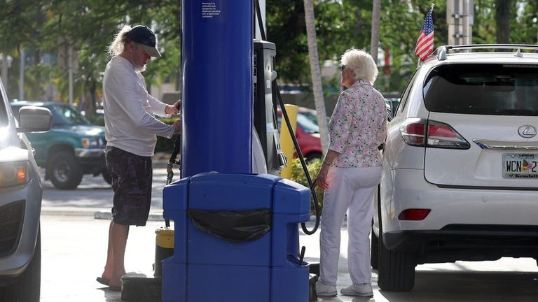 Для американцев цены на бензин - вопрос политический. Белый дом добился послабления европейского эмбарго, чтобы не допустить скачка мировых цен