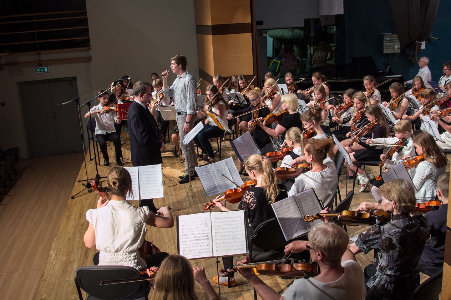 Liivimaa Noorteorkester oma esimest kontserti andmas. Laulab Romek Taldrik