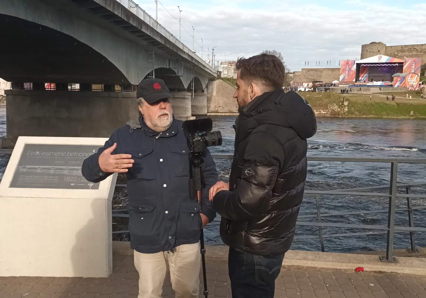 Режиссер Виталий Манский около моста между Эстонией и Россией, дает интервью журналисту Константину Гольденцвайгу. Нарва, 9 мая 2024 года.
