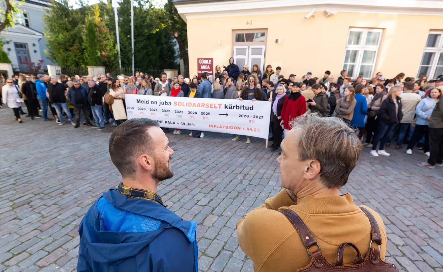 Eesti Teatriliit korraldas teisipäeval Stenbocki maja ees meeleavalduse, kus väljendati rahulolematust valitsuse ideega kultuuritöötajate põhipalk külmutada ja valdkonna rahastust kärpida. Vasakul näitlejate liidu juht Reimo Sagor, paremal Eesti Teatriliidu juhatuse esimees Gert Raudsep.
