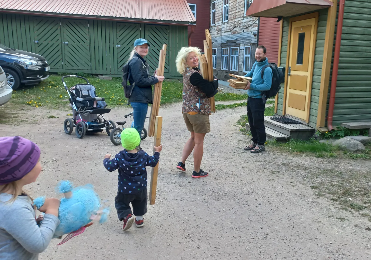 Vabaühenduse Loov Viljandi liikmete eestvedamisel alustati laupäeval linnatuuriga, leidmaks mööbli tegemiseks seisma jäänud materjali.