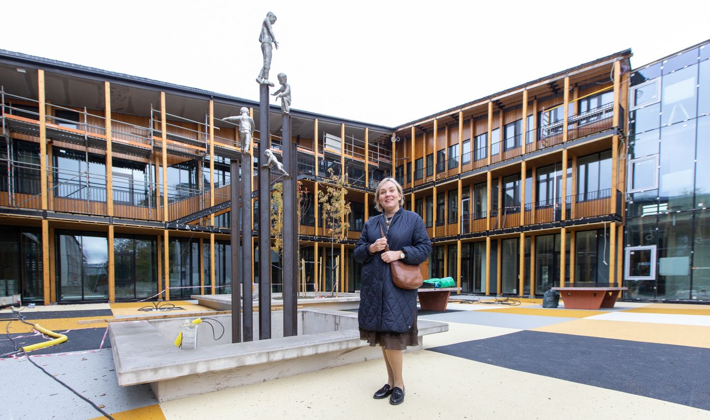 Директор Нарвской эстонской госгимназии Ирене Кяосаар во дворе нового образовательного комплекса.