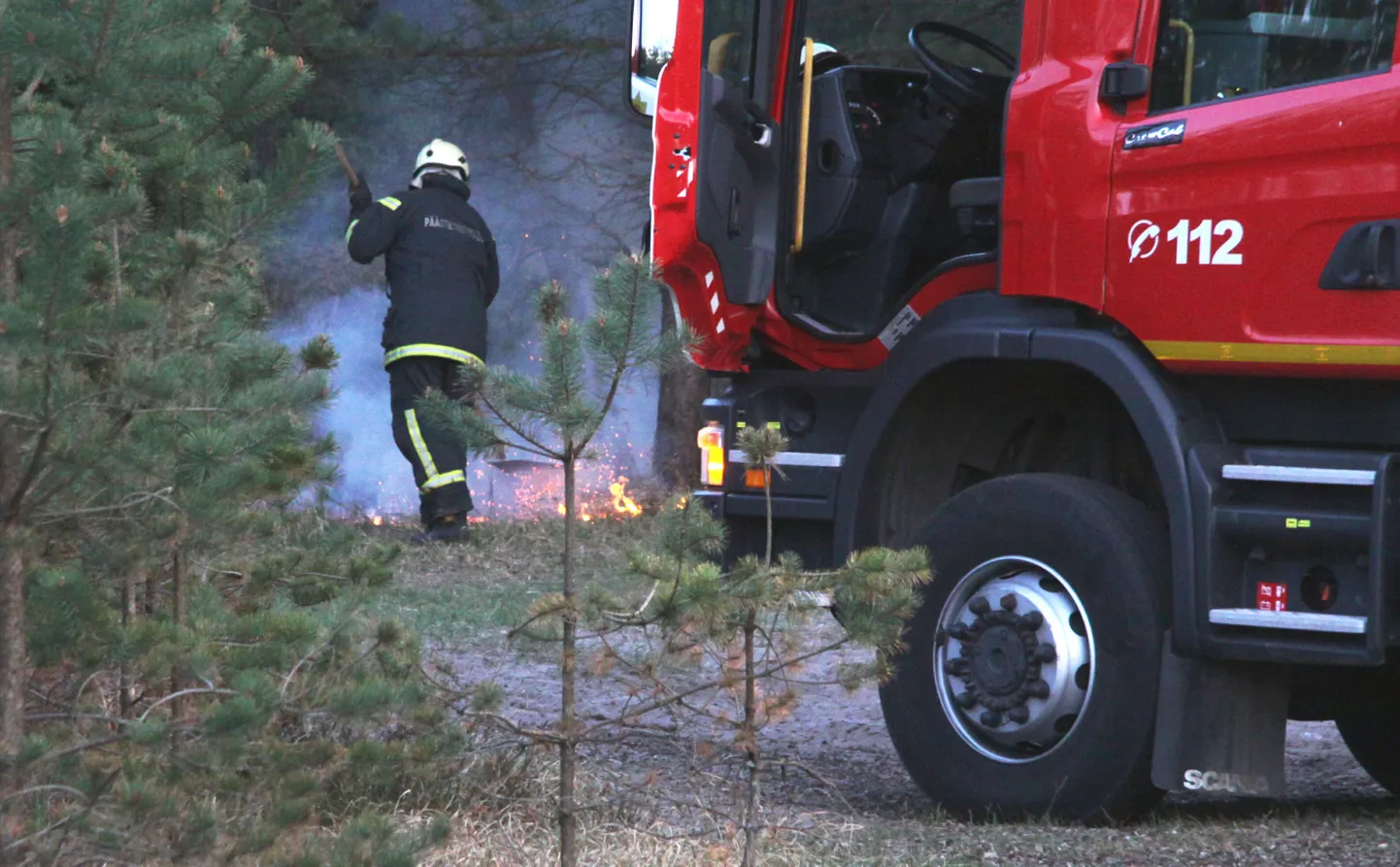 Kulupõleng Raeküla metsas.
