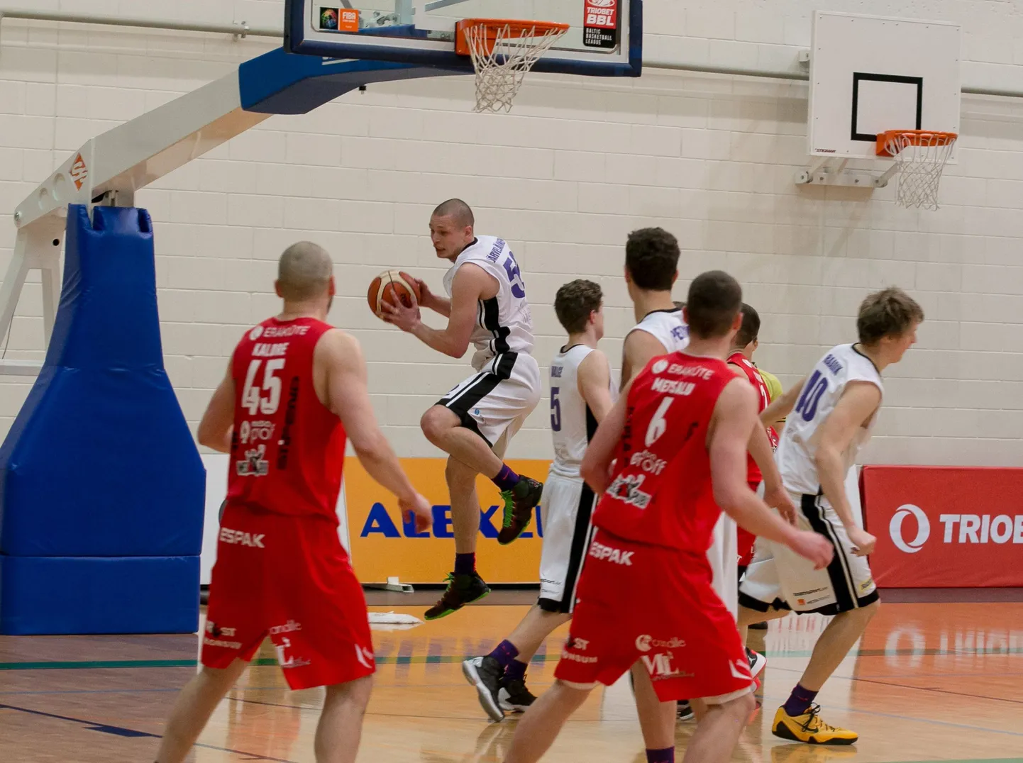 Pärnu Sadama korvpallimeeskond kaotas Pärnu spordihallis Rapla Avisele.