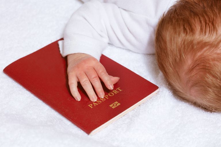Хотя по закону родители имеют право выбрать гражданство ребенку в течение года после его рождения, в некоторых случаях вопрос гражданства является решающим.