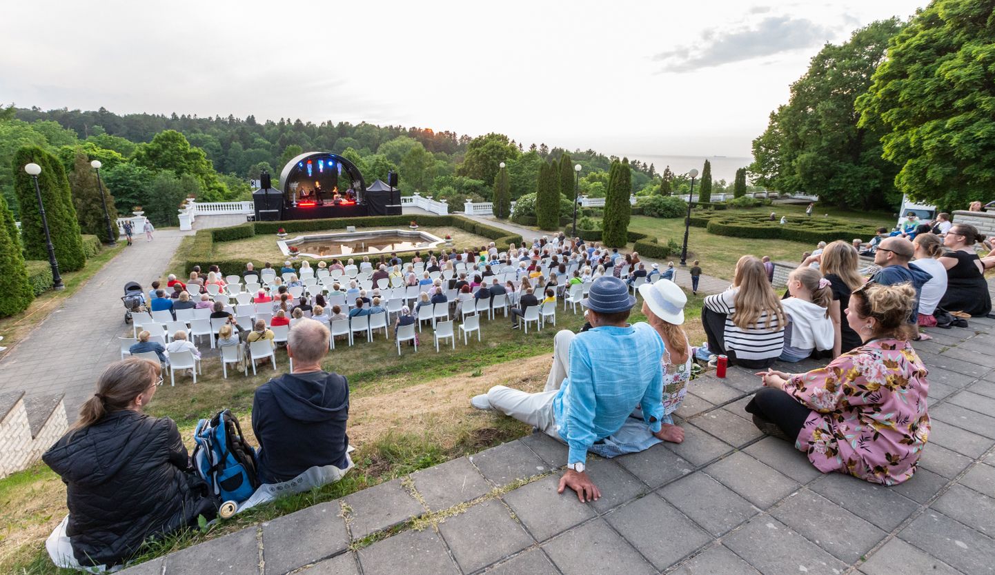 "Вечерняя красота в Оруском парке" завершилась выступлением трио Оливера Куузика на сцене дворцовой площадки.