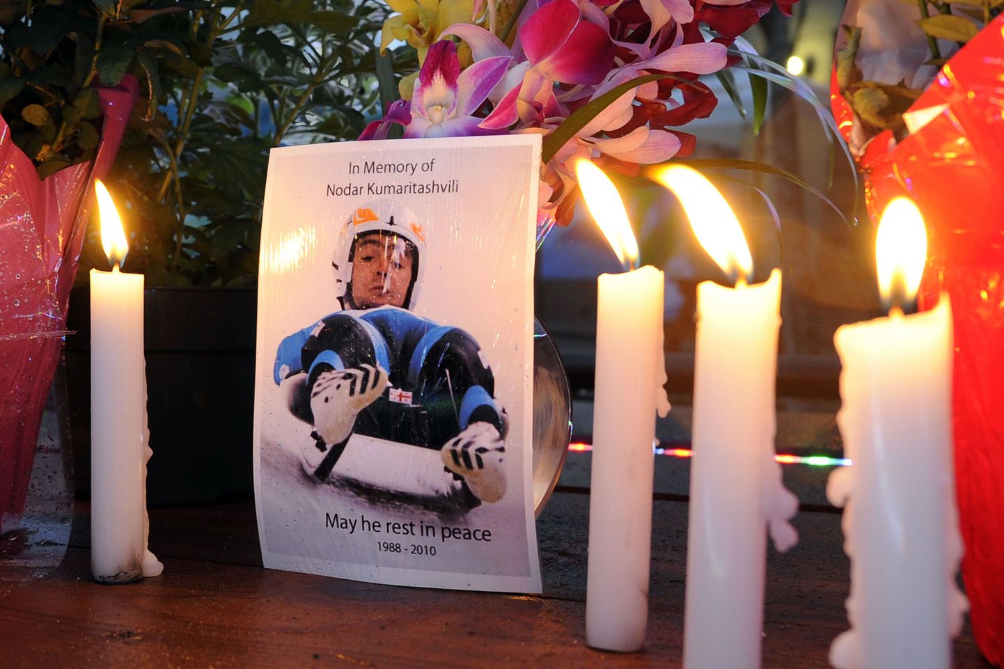 Lilled ja mälestusküünlad Vancouveri olümpiamängude treeningul hukkunud kelgutaja Nodar Kumaritašvili hukkumispaigas.