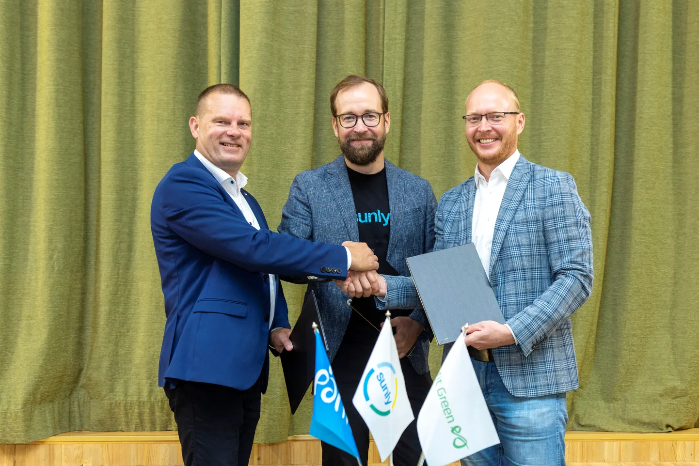 Koostöölepingule panid allkirja Pärnu linnapea Romek Kosenkranius, Sunly kaasasutaja ning tegevjuht Priit Lepasepp ja Enefit Greeni juhatuse liige ja tootmisvaldkonna juht Innar Kaasik.