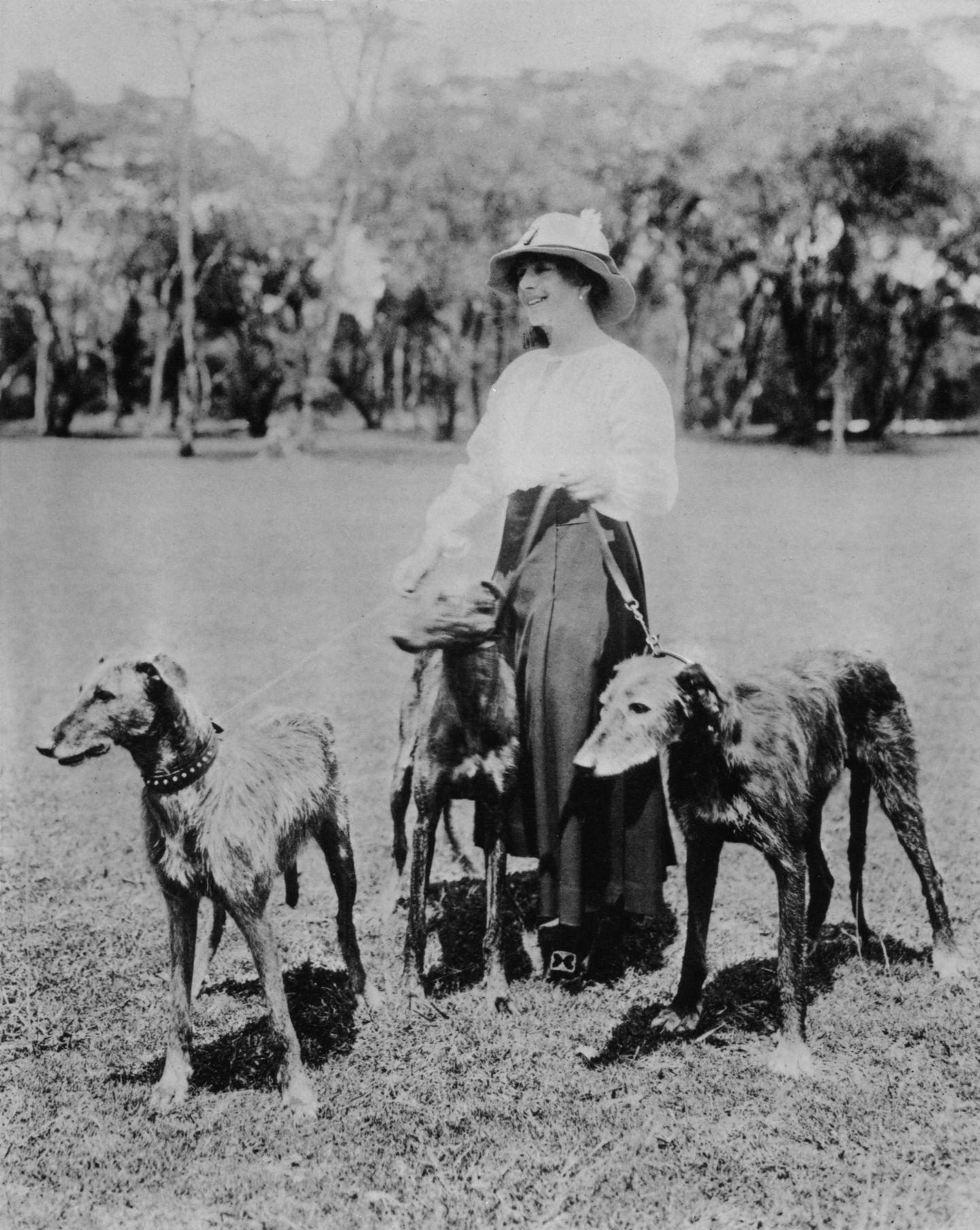 Taani kirjanik ja kohvifarmer Karen Blixen (Tania Blixen) Keenias oma koertega. Foto aastast 1918.