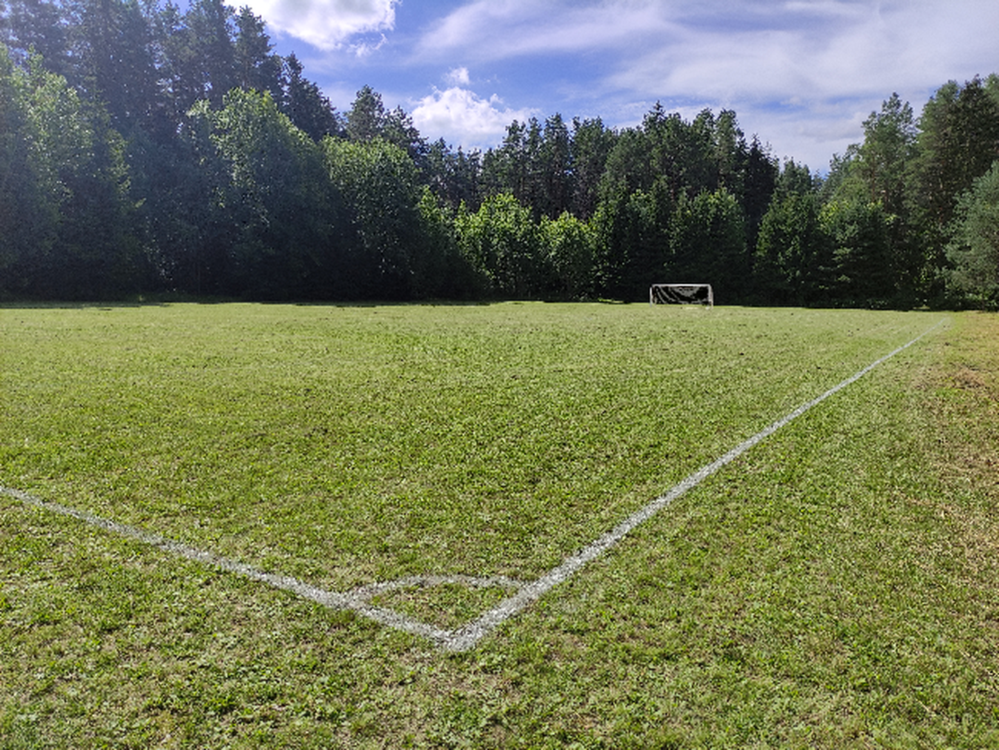 Обновленное городское футбольное поле на улице Рая, 14 в Нарва-Йыэсуу.