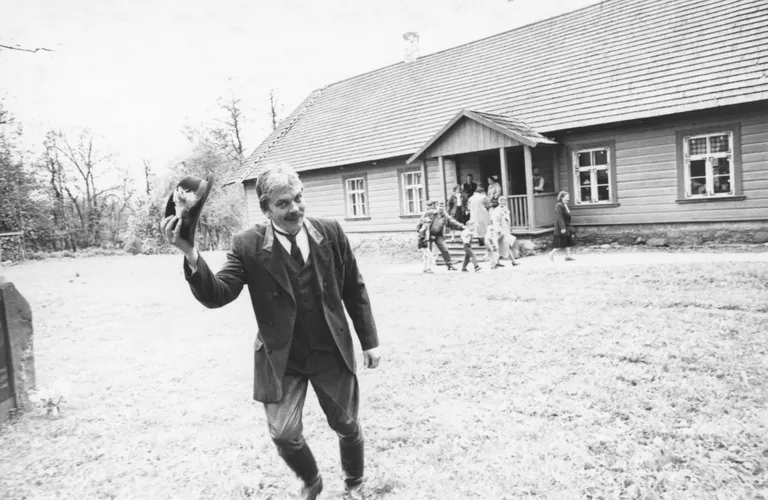 Näitleja ja lavastaja Aare Laanemets Palamuse kooli õuel, 1995.