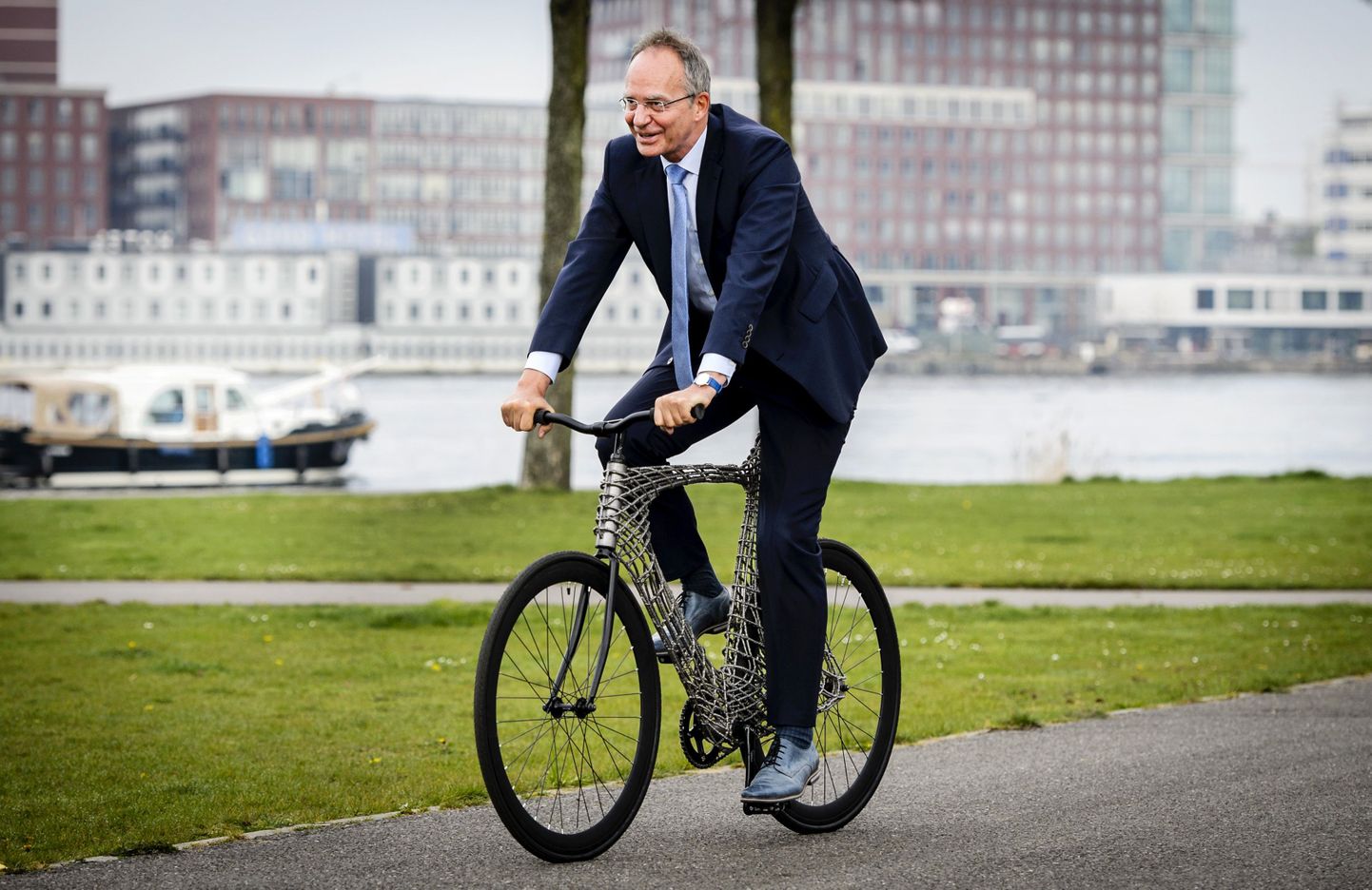 Hollandi majandusminister Henk Kamp sõitmas 3D-printeriga loodud jalgrattaga.