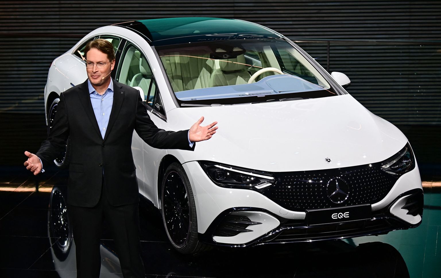 Saksa autotootja Daimler AG tegevjuht Ola Källenius rääkimas Mercedes EQE esitlusel.