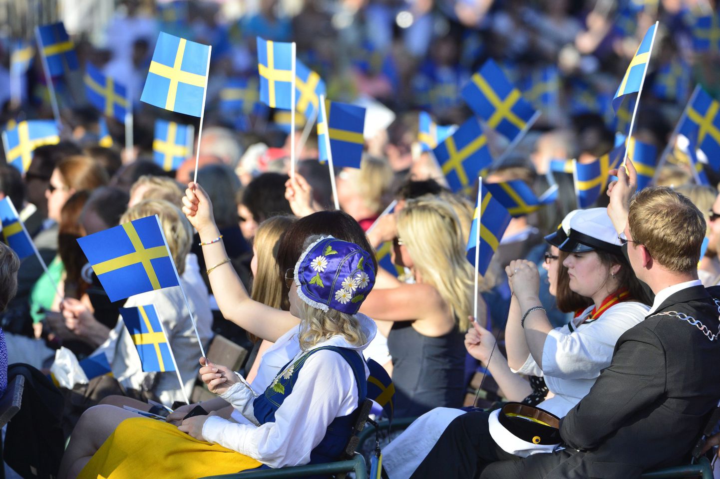 Rootslased oma rahvuslippudega.