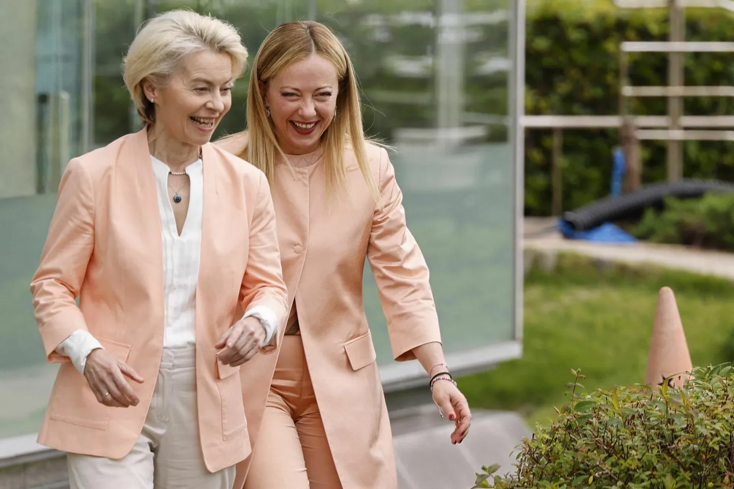 Euroopa Komisjoni president Ursula von der Leyen (vasakul) ja Itaalia peaminister Giorgia Meloni mullu Hiroshimas G7 juhtide kohtumisel. Von der Leyen näib lootvat, et hea läbisaamine Meloniga tagab ka sujuva koostöö uue Euroopa Komisjoni ametisse seadmisel.