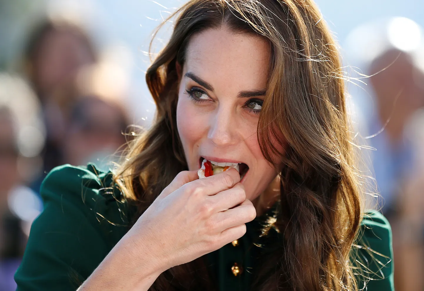 Cambridge'i hertsoginna Catherine söömas sushit