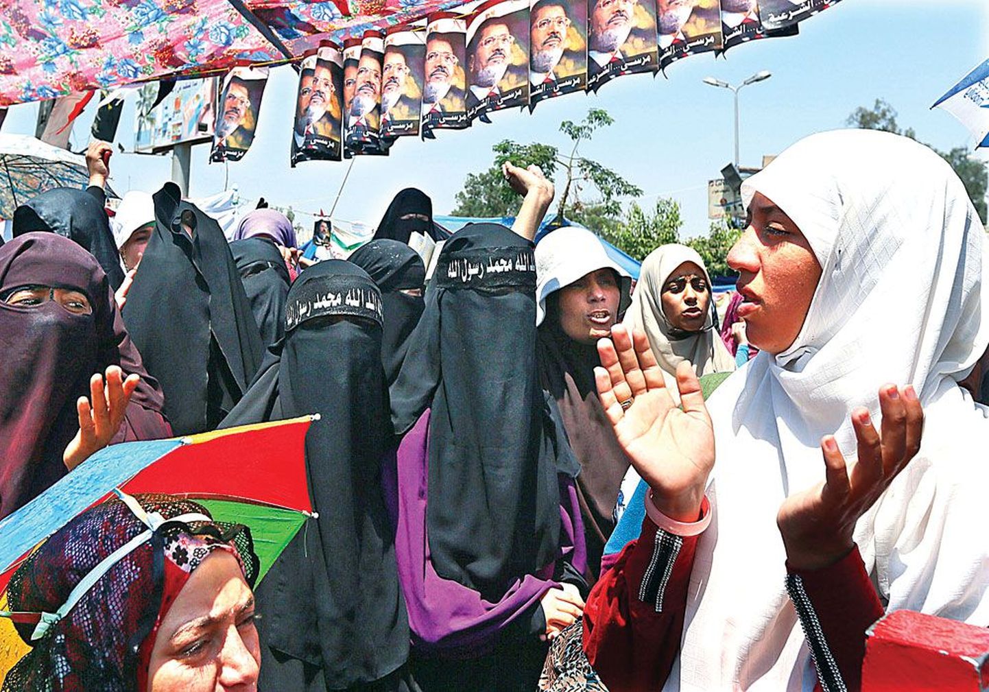 Moslemi Vennaskonna ja Mohamed Morsi toetajatest egiptlannad eile Kairos Rabaa al-Adawiya mošee ees protestimas.