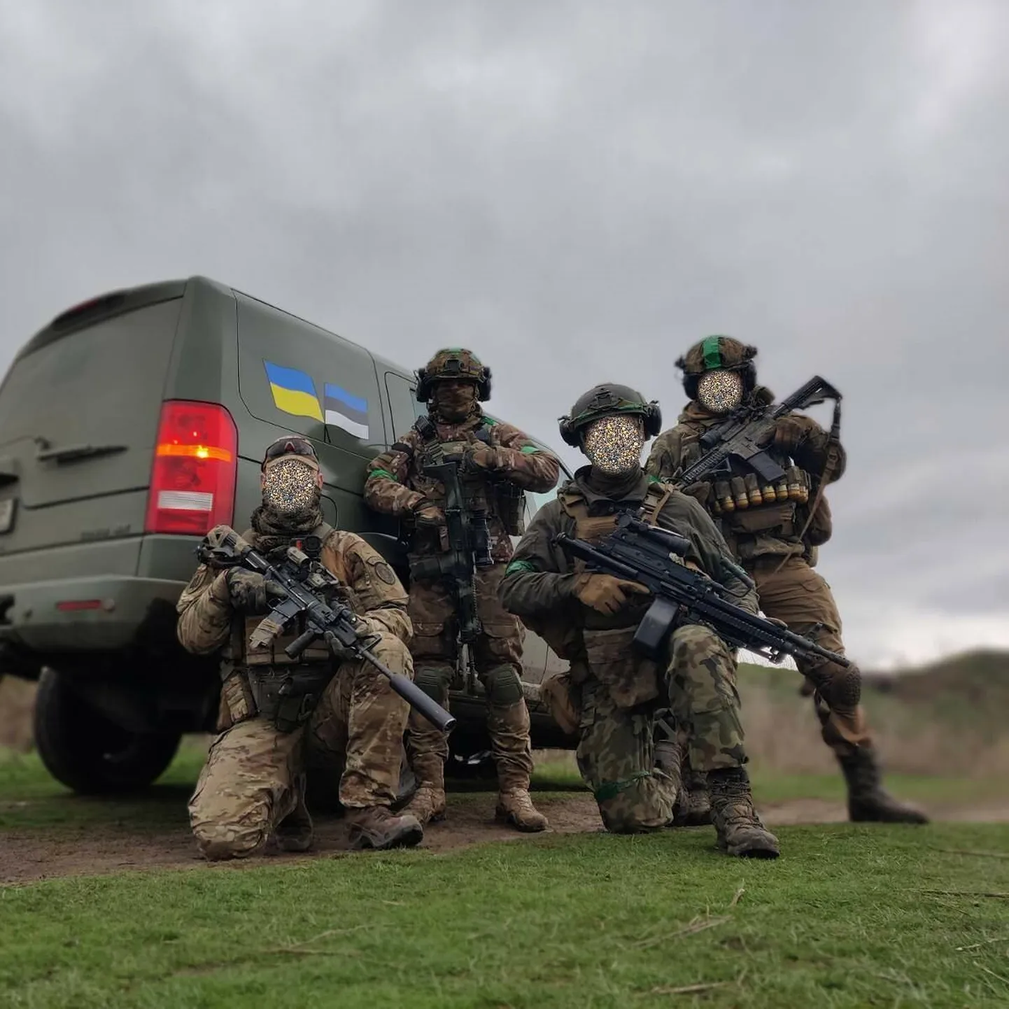 Tanel Kriggul (keskel) kevadel lahingute ajal Bahmuti kaitsmisel. Sõdurite selja taga Eesti toetajate, United Delivery Missioni antud maasturiga Land Rover.