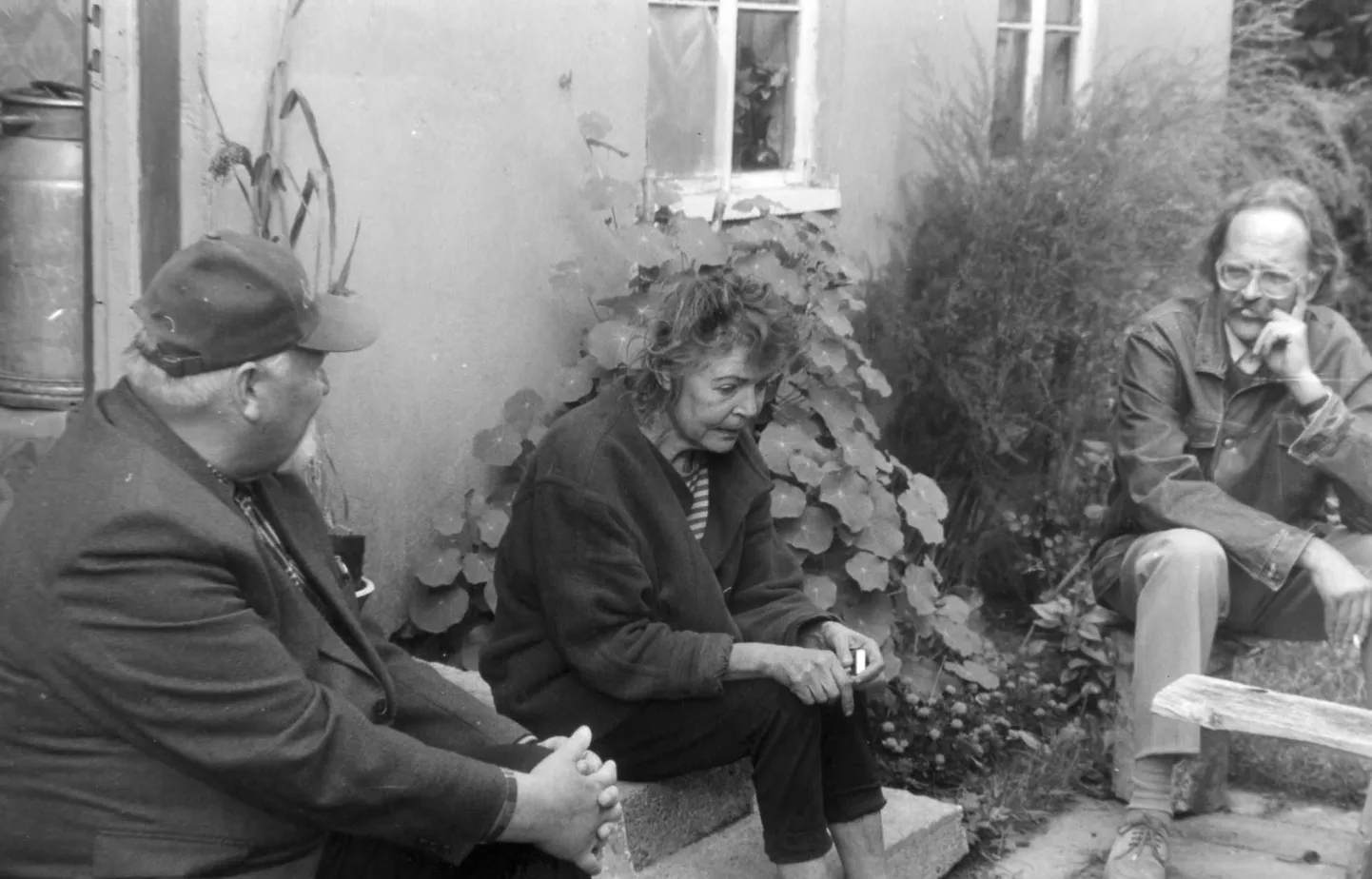 Metsavendade sidepidajat usutlemas: 16. september 2001 (vasakult) Bruno Pao, noorukese tütarlapsena koos isa ja emaga metsavendade (Ilbi grupi) punkris elanud naine, lapsena sidepidaja, hilisem taksojuht (neiupõlvenimi Säkk), ja Olavi Pesti.