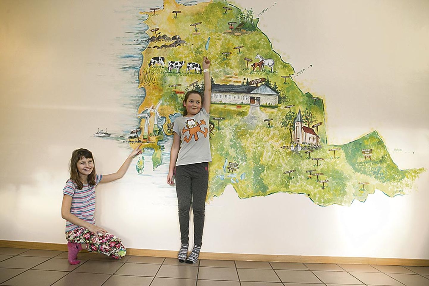 Koolimaja fuajees on seinale maalitud lõbus kaart, millel õpilased saavad teistelegi näidata, millises külas nad elavad.