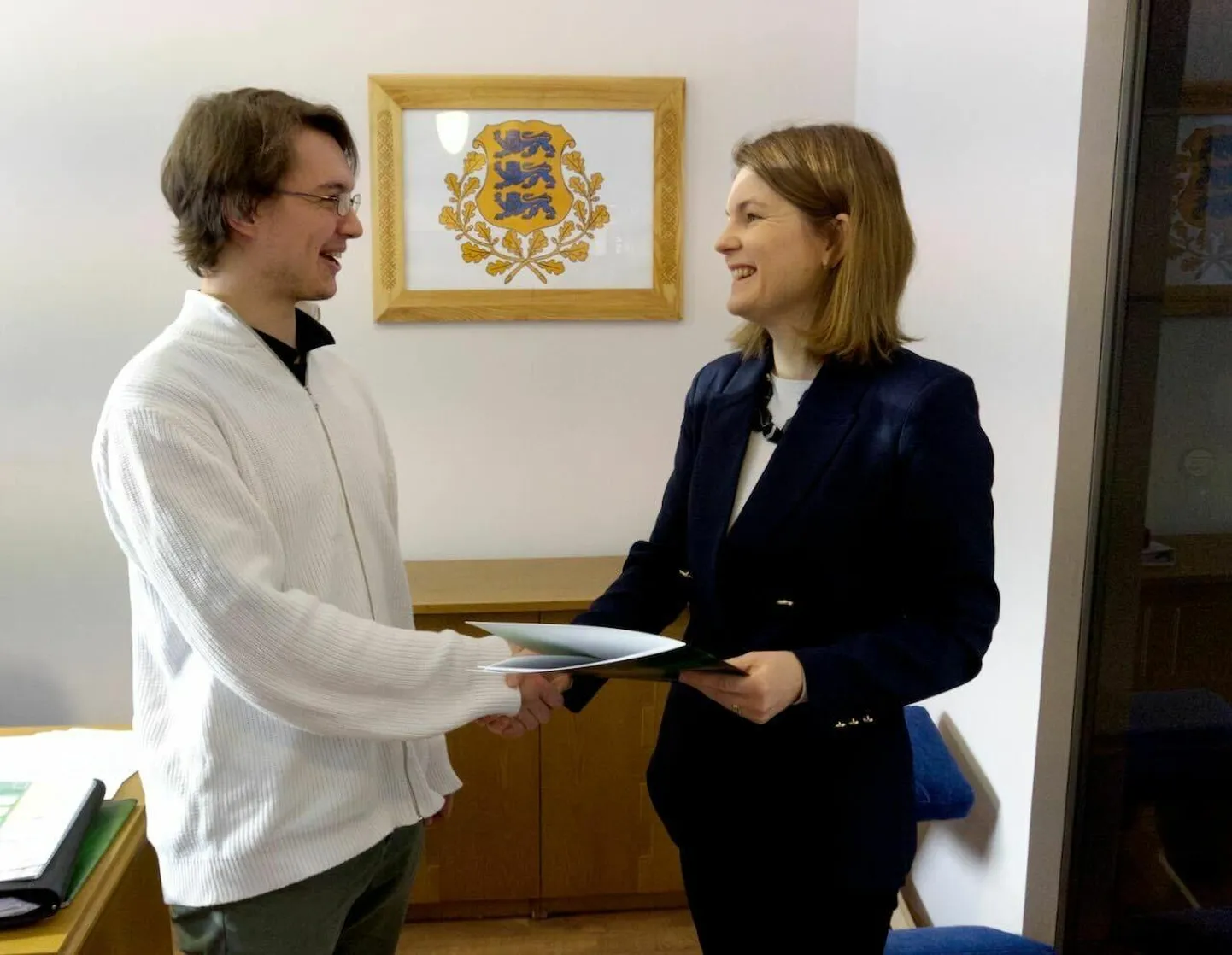 Ewersi direktor Eveli Kuklane ja Zero Editioni esindaja Richard Walner lõid kokkuleppe kinnituseks käed.