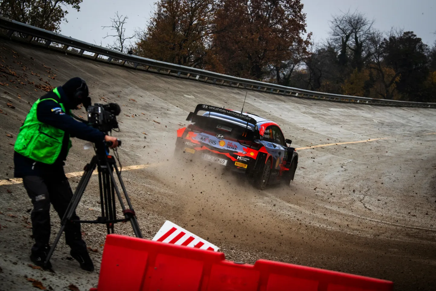 Hyundai ralliauto ja WRC telekaamera. Foto on illustratiivne.