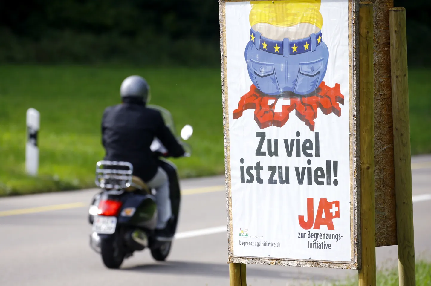 Mootorrattur möödub Birmensdorfi lähistel Šveitsi Rahvapartei plakatist, mis kutsub piirama sisserännet EList.