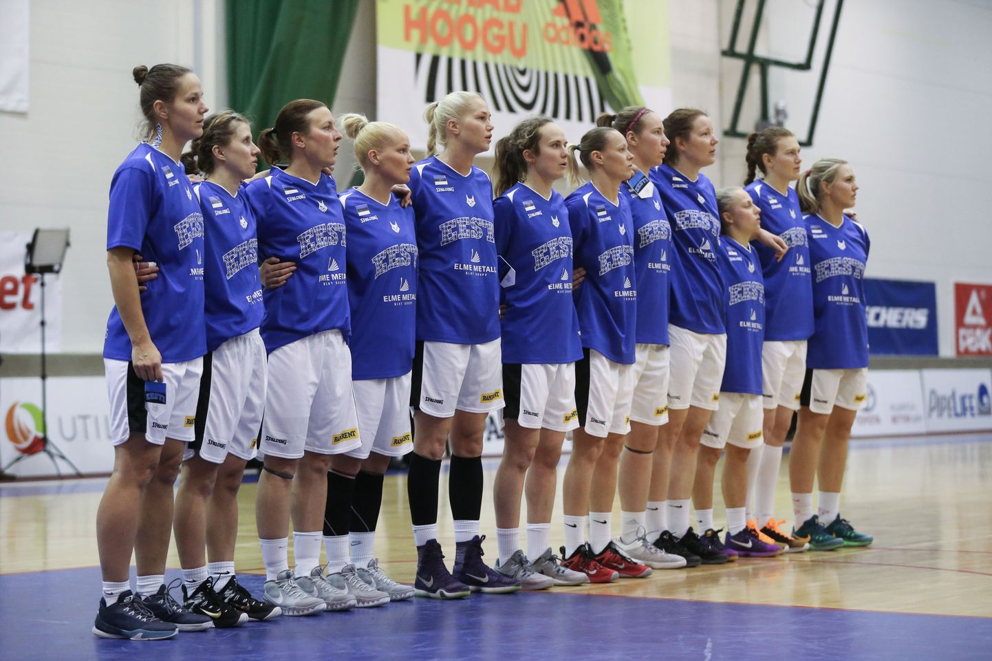 Annika Köster (vasakult viies) tegi Soome liigas kaksikduubli.