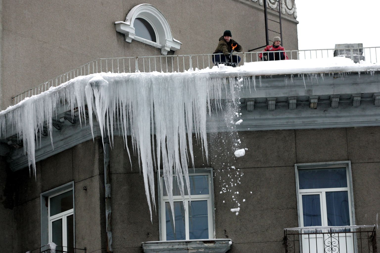 Засверкали сосульки на крышах. Большие сосульки на крыше. Сосульки в городе. Огромные сосульки. Наледь, сосульки.