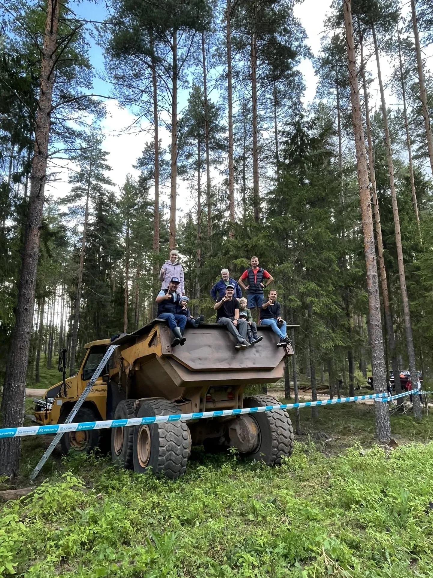 Riigikogu liige Priit Lomp (vasakul) käis koos pere ja sõpradega testkatset vaatamas Paluküla pealtvaatamisalas, kus tribüüni asemel istuti hoopis veokikastis.