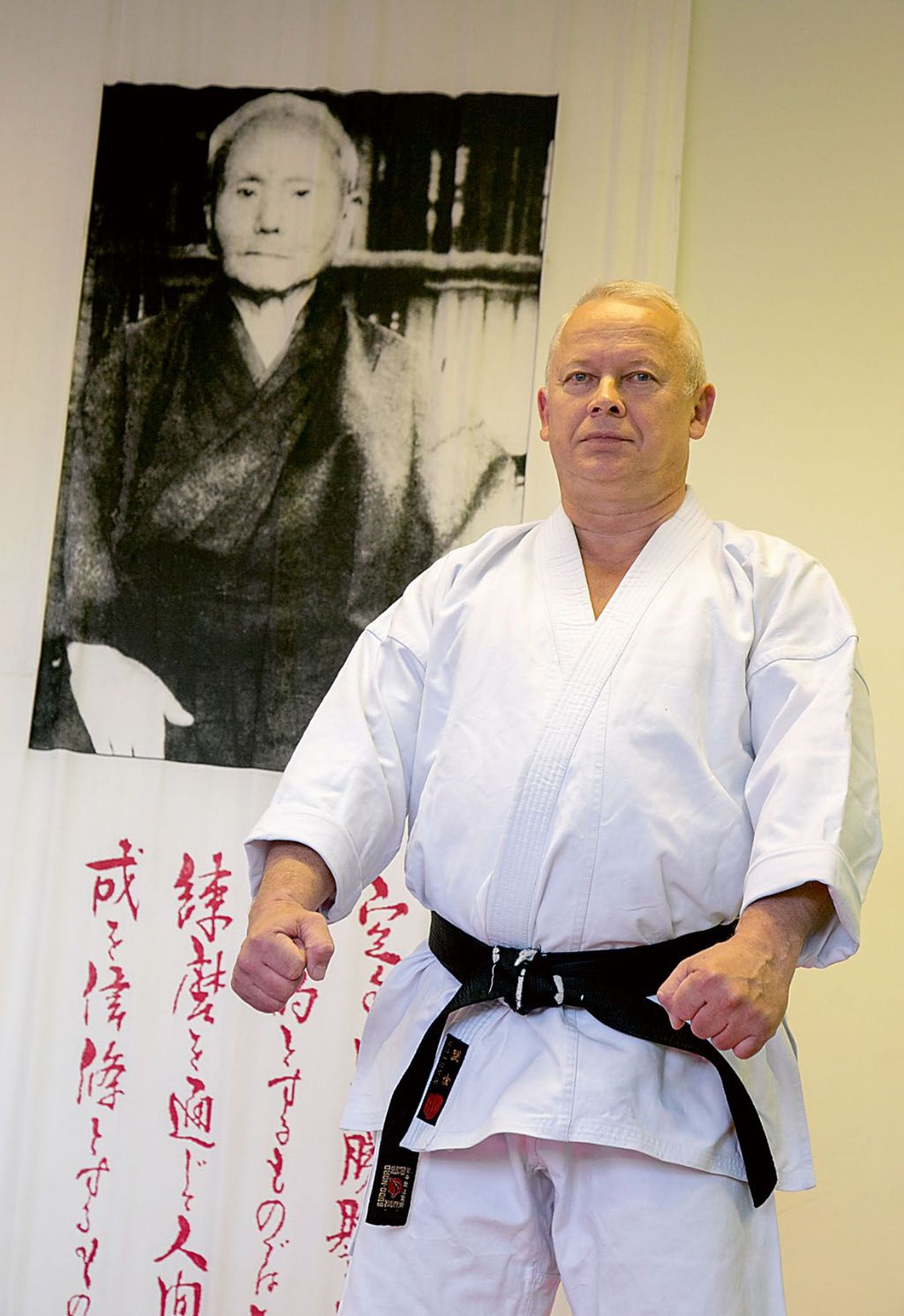 Heino Nõel praktiseerib karate shotokani alastiili, mille asutaja on taustal olev jaapanlane Gichin Funakoshi.