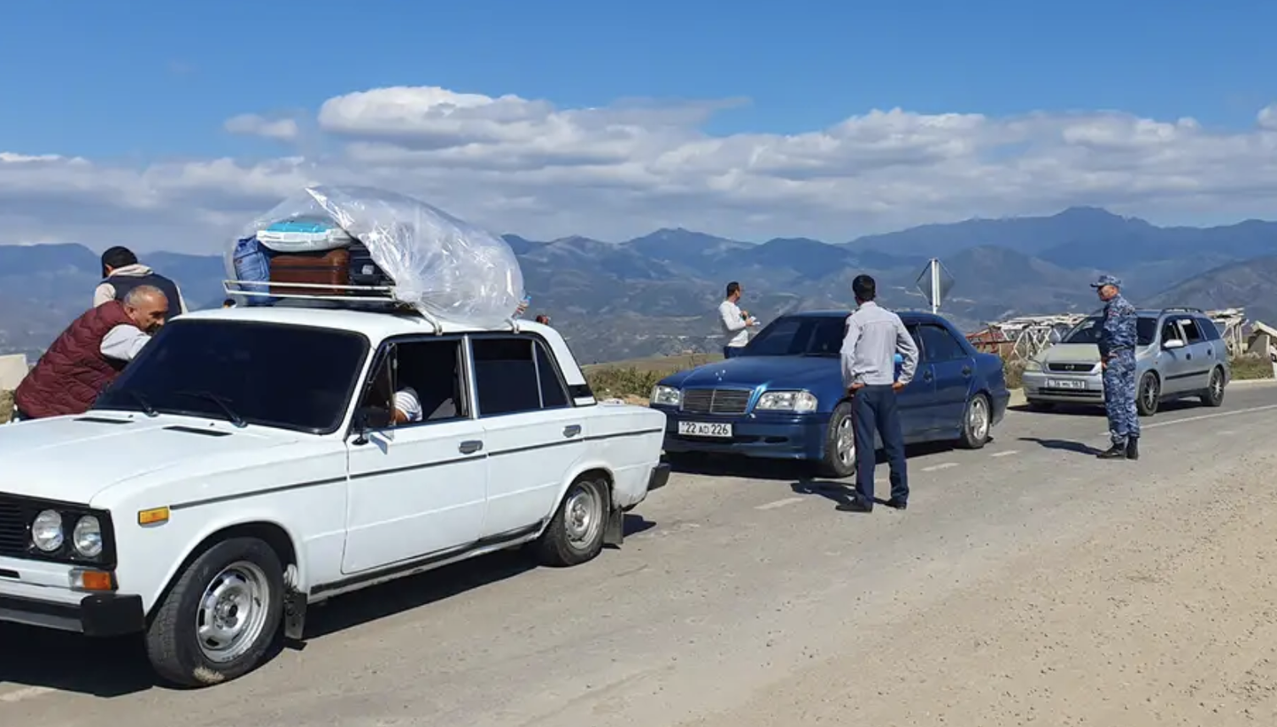 Беженцы из Нагорного Карабаха прибывают в Армению.