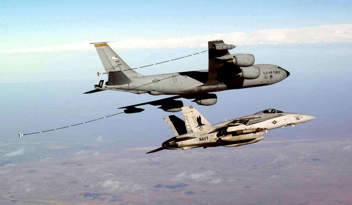 USA sõjaväe F/A 18 Hornet tüüpi hävituslennuk õhus tankimas.