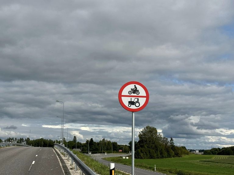 Vale liiklusmärk Tartu maanteel