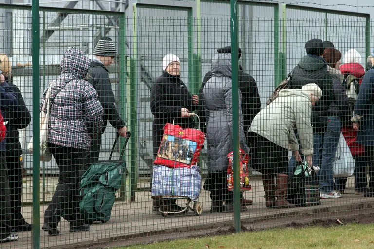 Приграничное контакты долгие годы были фактом, не требующим комментариев. А сейчас они просто прекратились из-за войны.