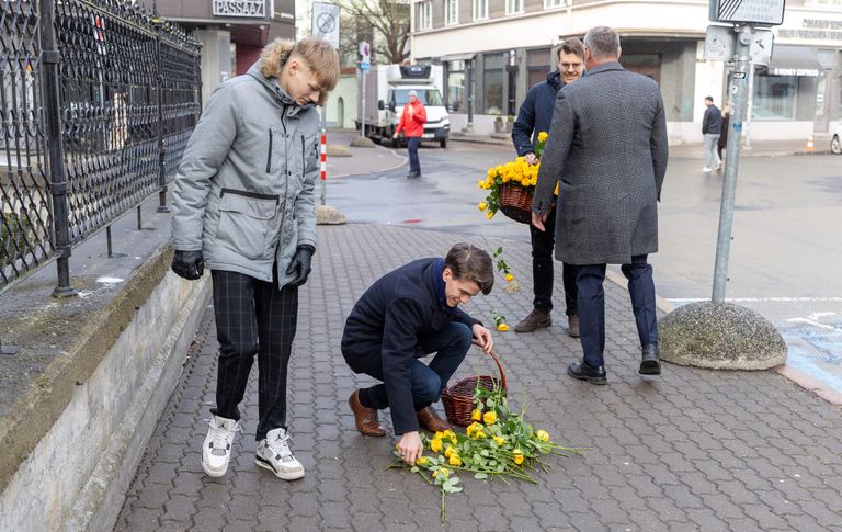 Reforminoored kingivad tänaval inimestele kollaseid roose.